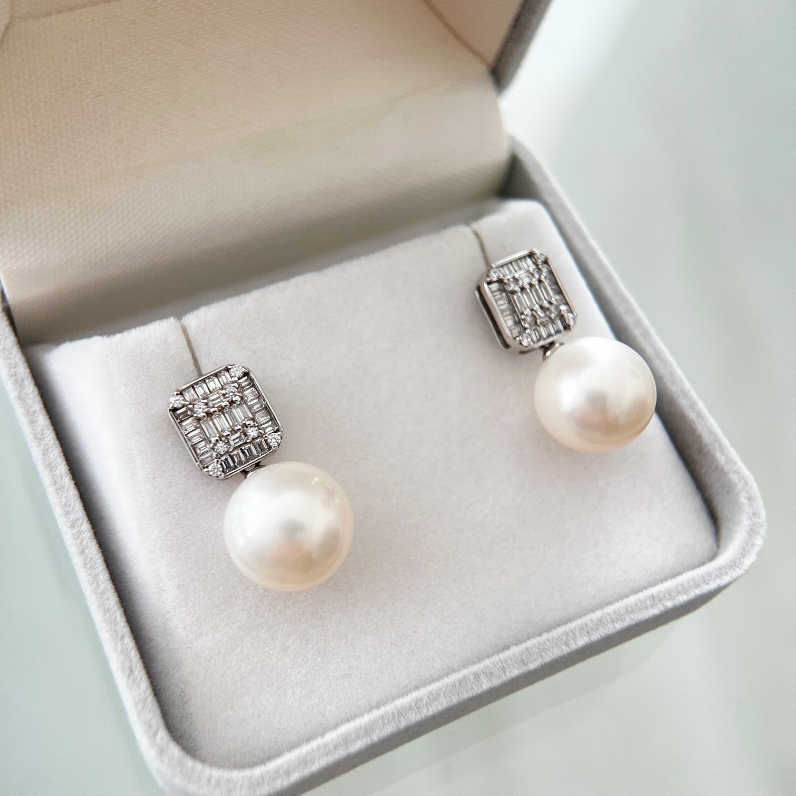 Regal Radiance Pearl Earrings - Image 2