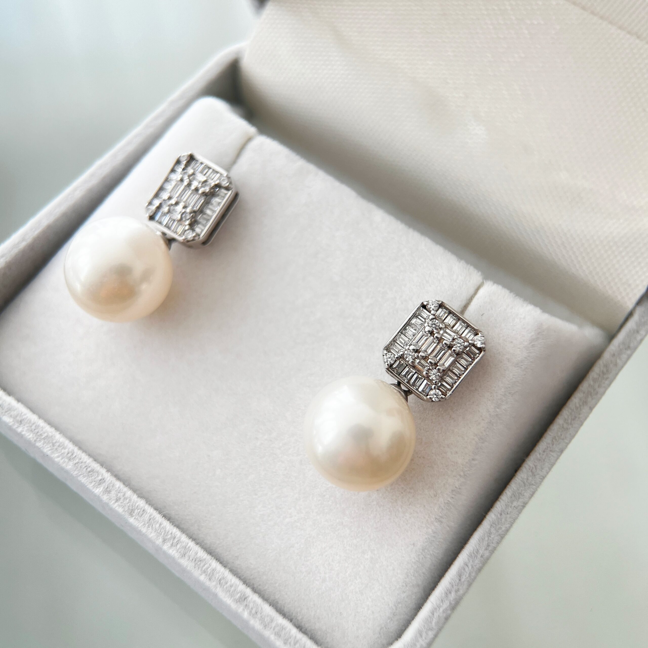 Regal Radiance Pearl Earrings - Image 3