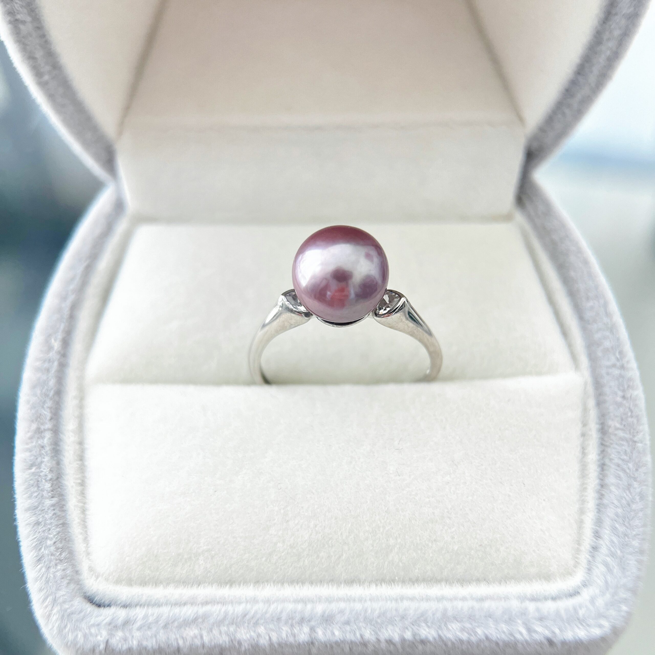 Solenne Pearl Ring – White / Lavender - Image 3