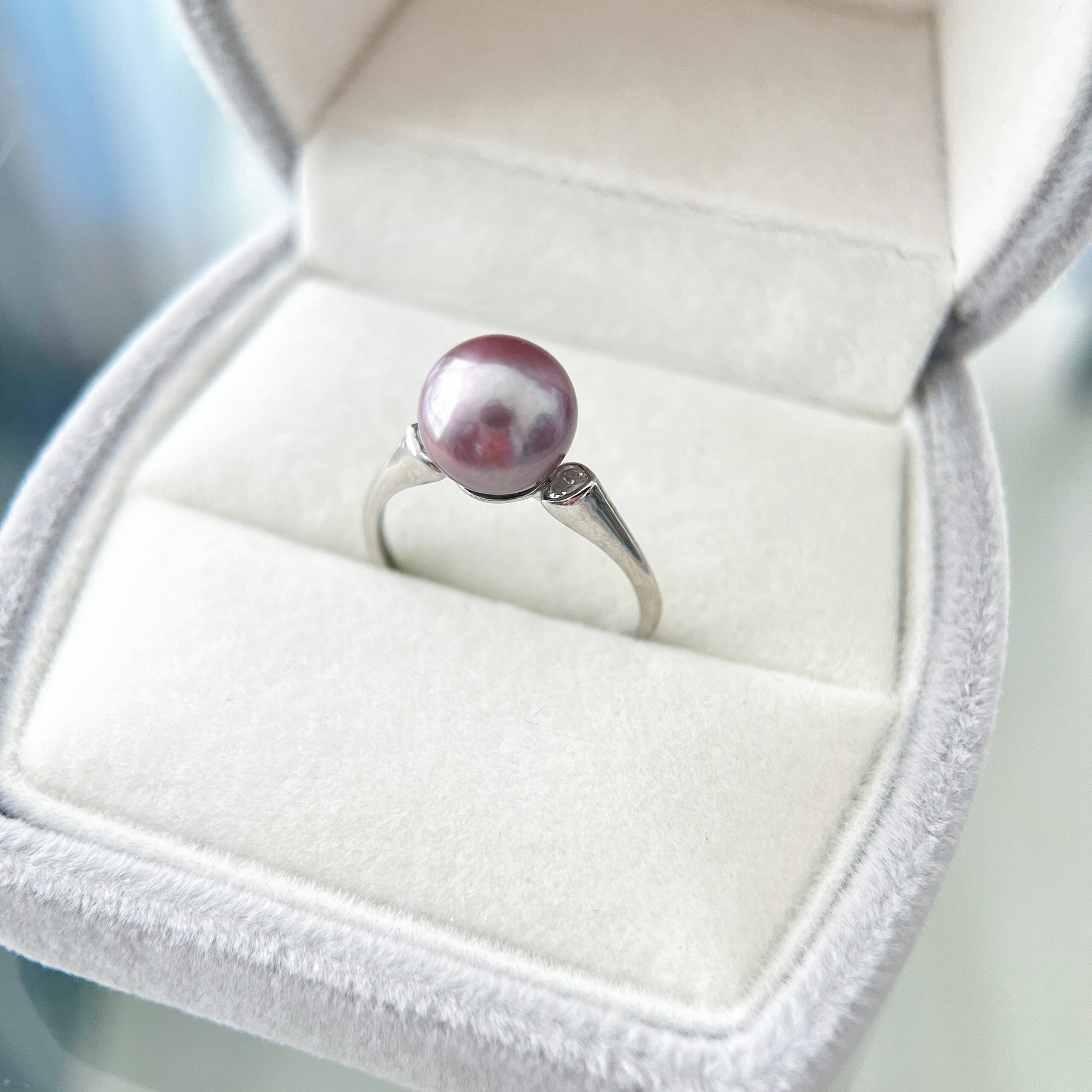 Solenne Pearl Ring – White / Lavender - Image 4
