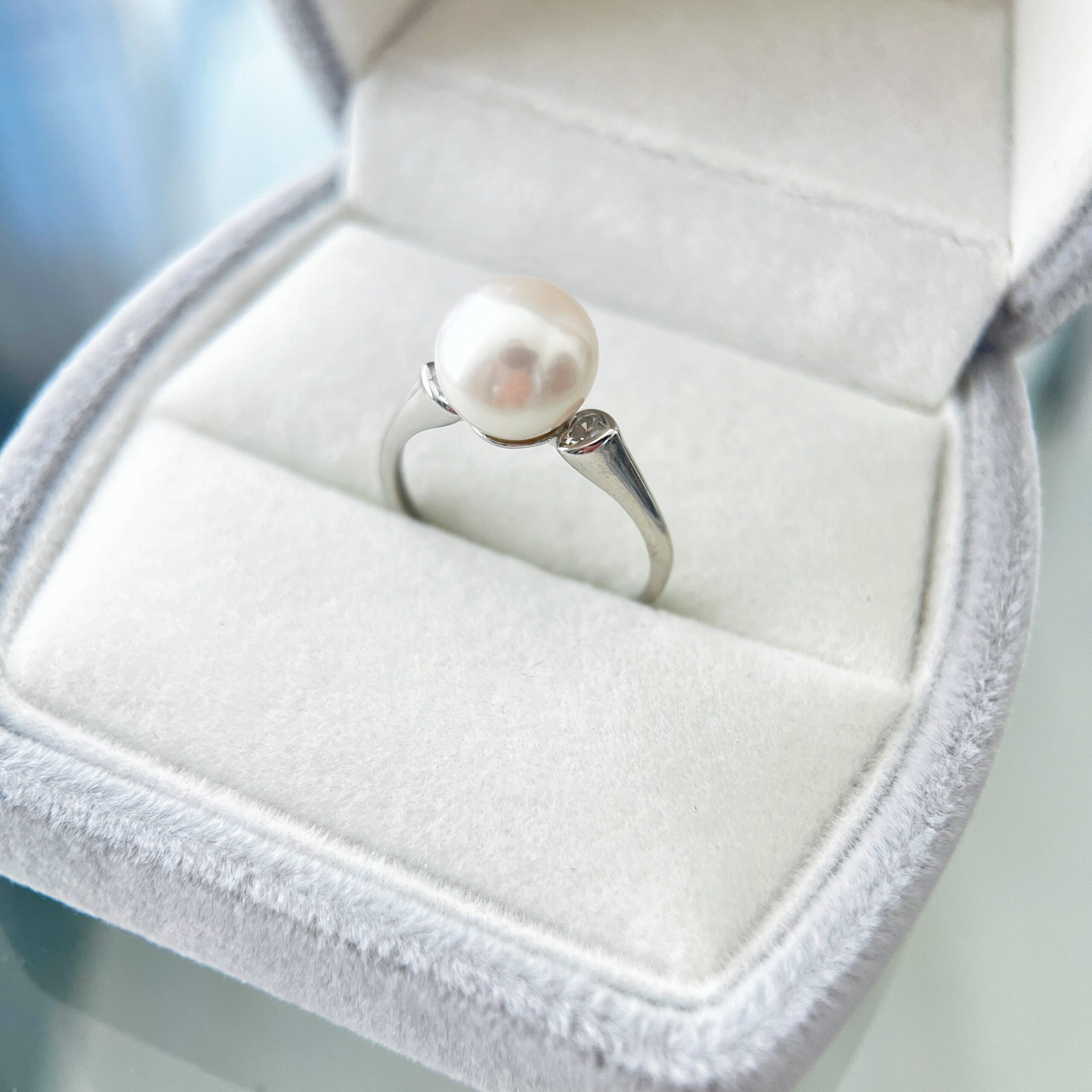 Solenne Pearl Ring – White / Lavender - Image 2
