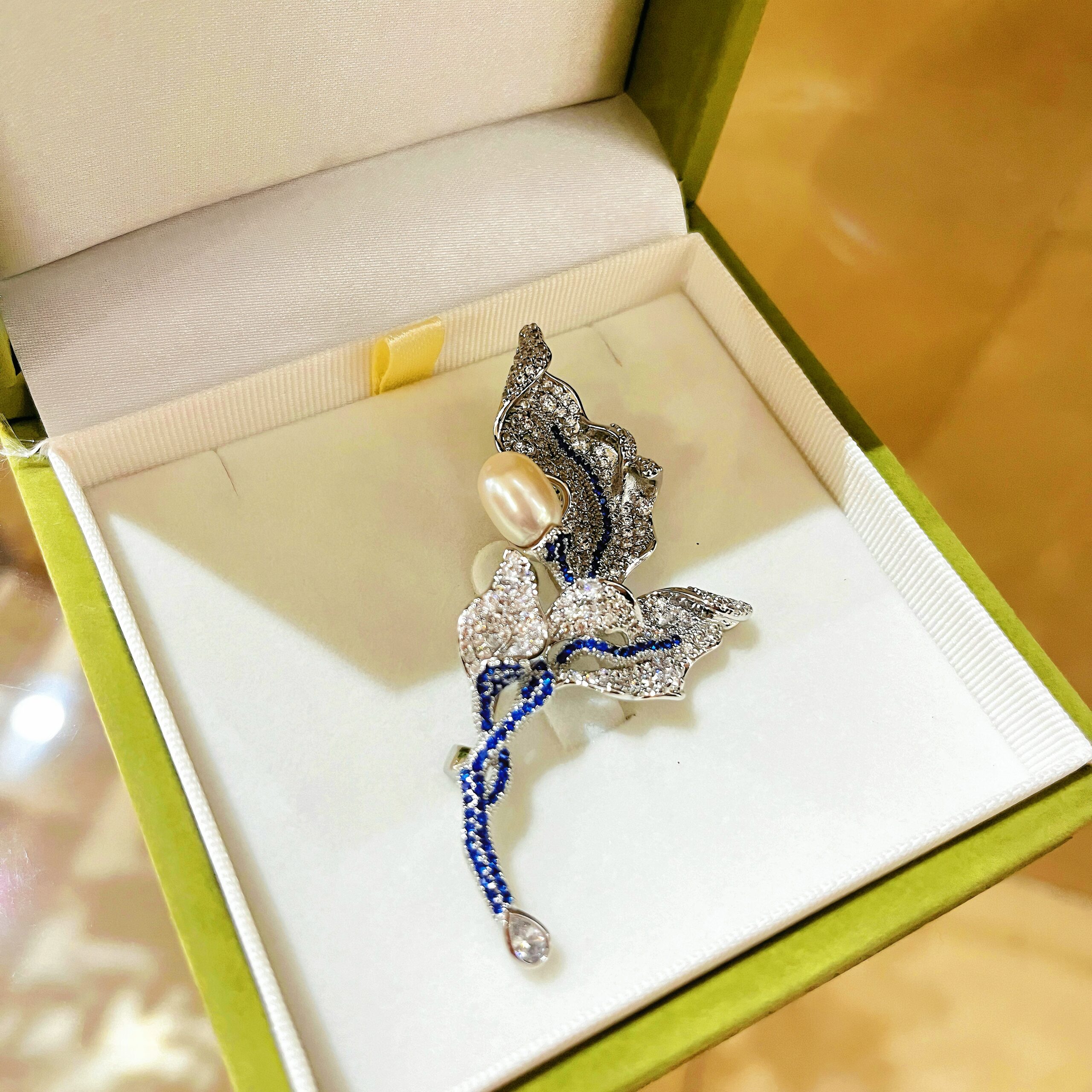Winter Frost Pearl Brooch - Image 2