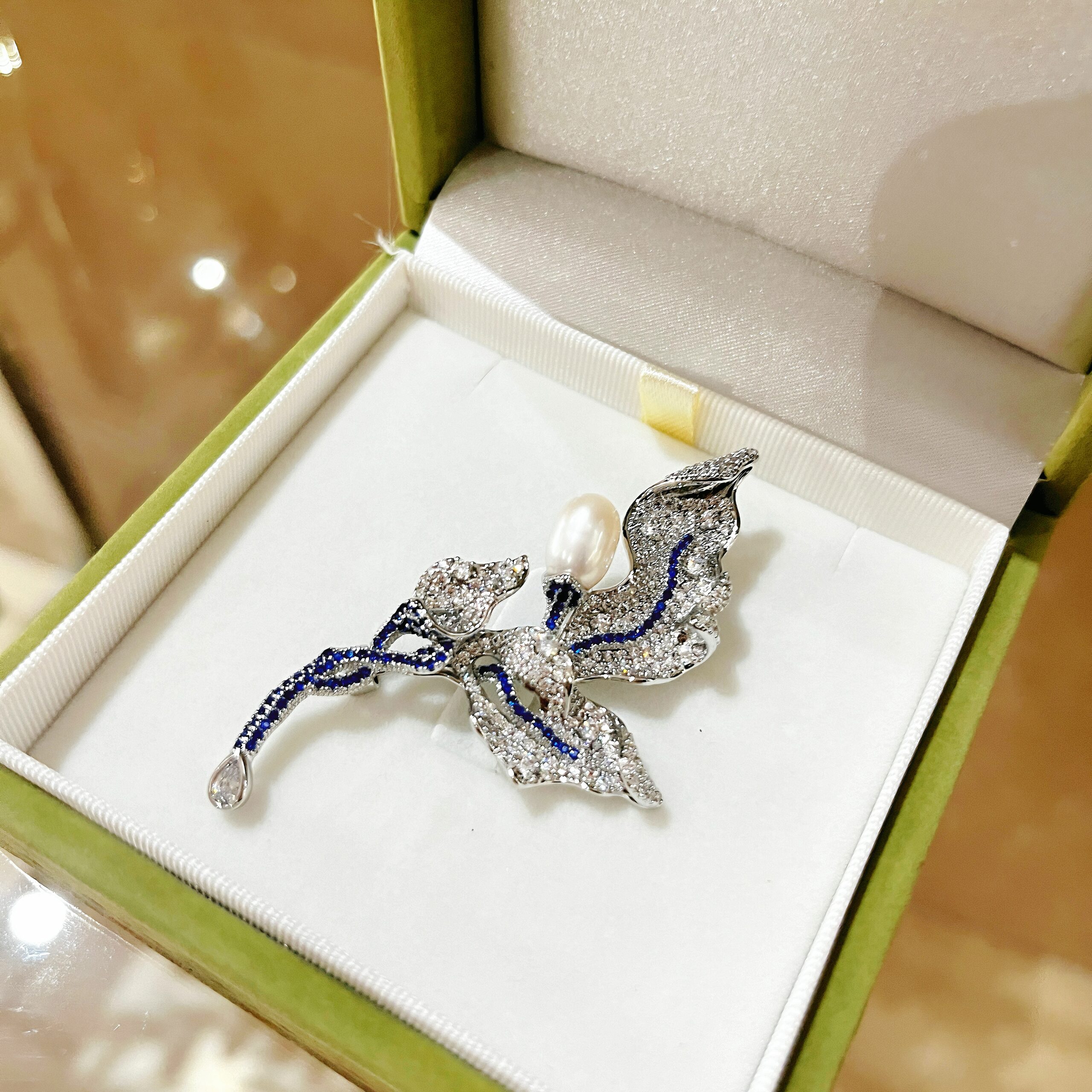 Winter Frost Pearl Brooch - Image 3