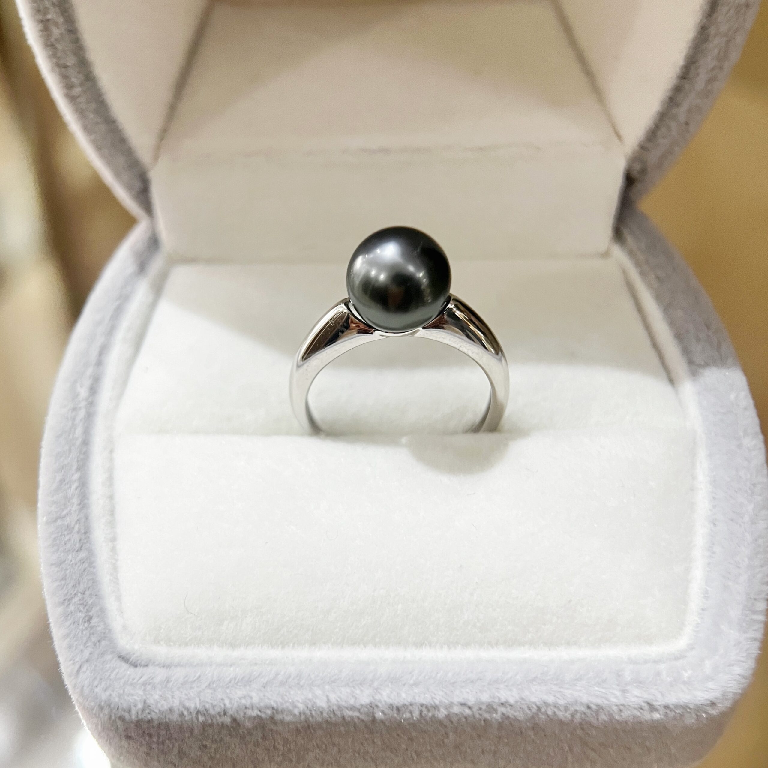 Noir Essence Pearl Ring - Image 3