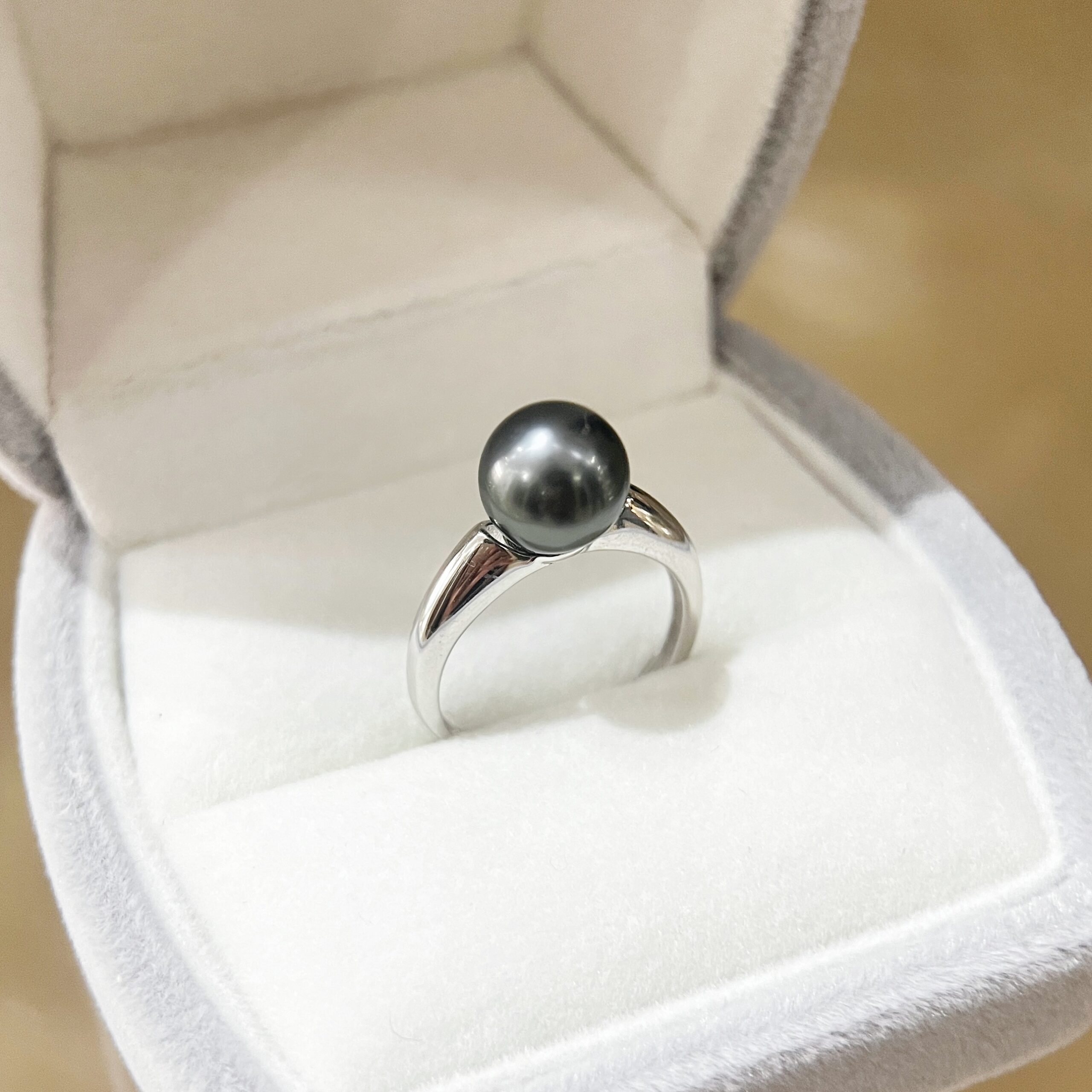 Noir Essence Pearl Ring - Image 2