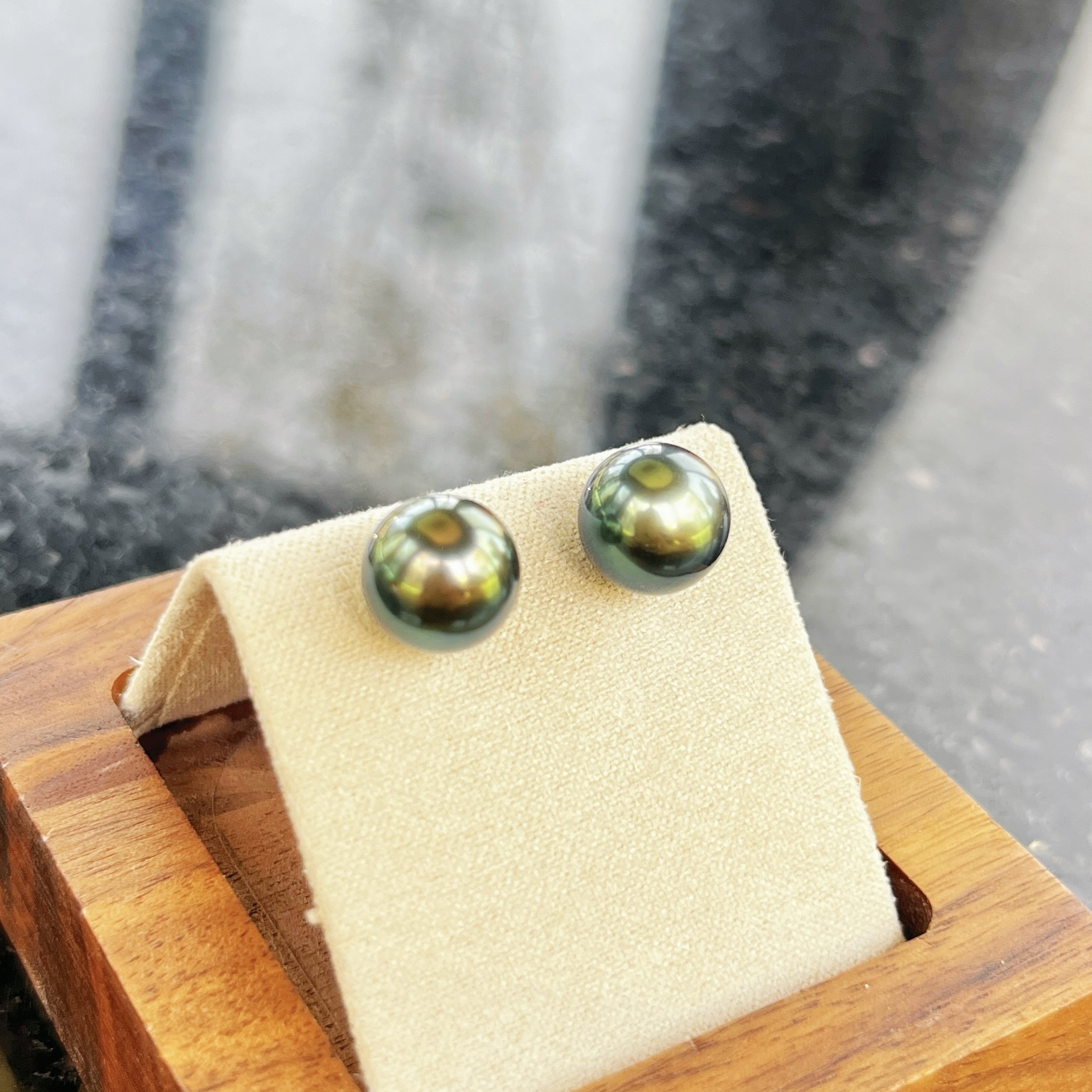Nocturne Peacock | 9mm Tahitian Pearl Studs